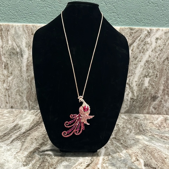 Beautiful quality costume jewelry. Pretty in pink peacock rhinestone necklace. - Picture 4 of 5